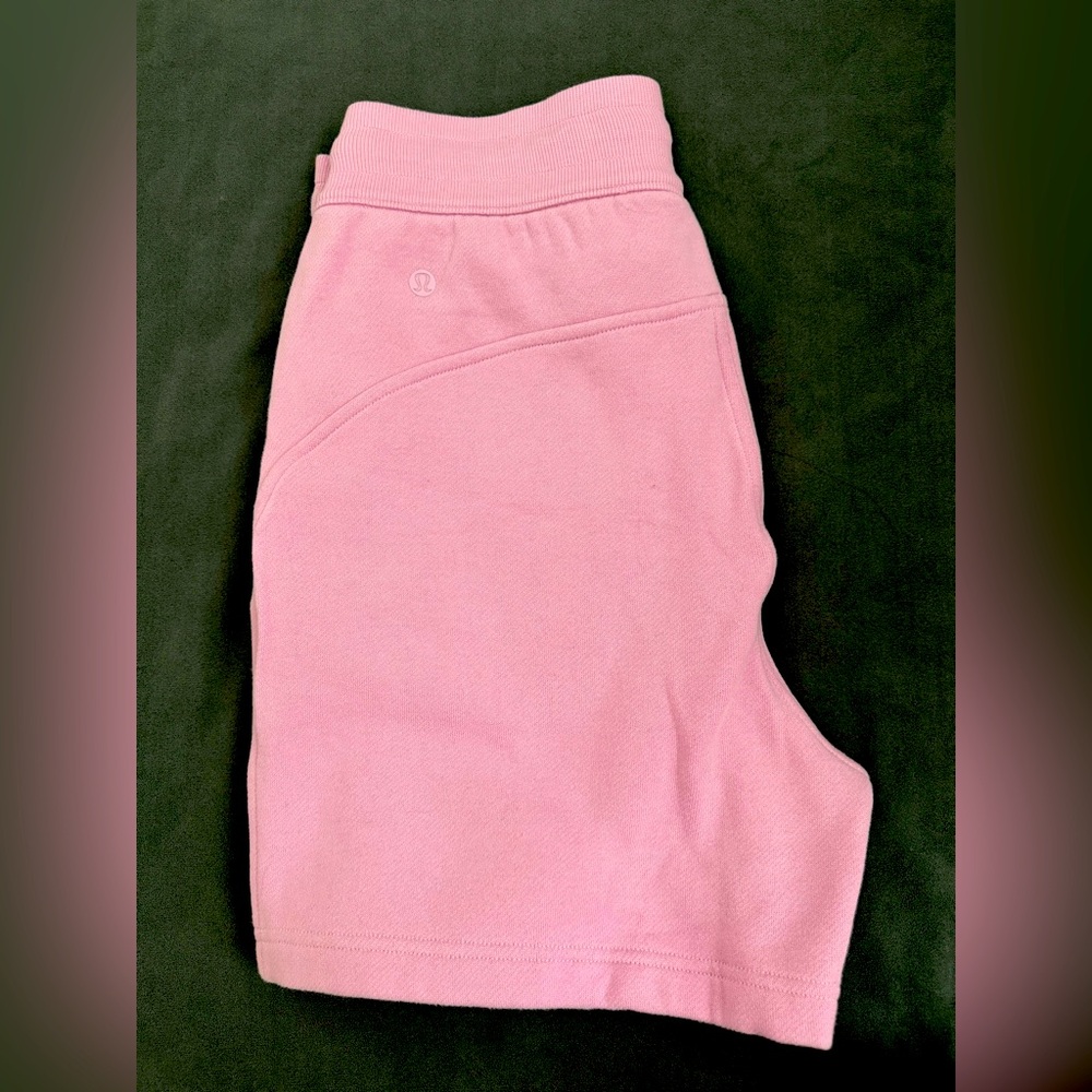 Lululemon ScubaPink Women's Shorts - Size 6 - EUC - Picture 3 of 4